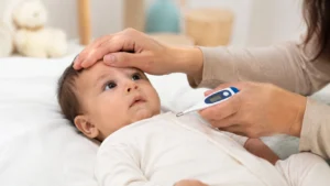 Thermomètre Bébé au Maroc : Mère vérifiant la température de son nourrisson avec un thermomètre bébé au Maroc dans une chambre calme.